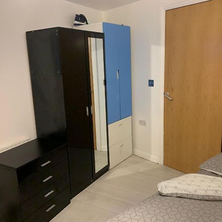 Room Near City Лондон Екстериор снимка