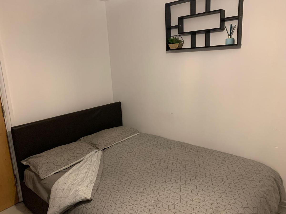 Room Near City Лондон Екстериор снимка