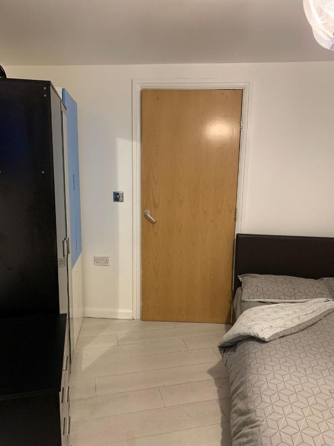Room Near City Лондон Екстериор снимка